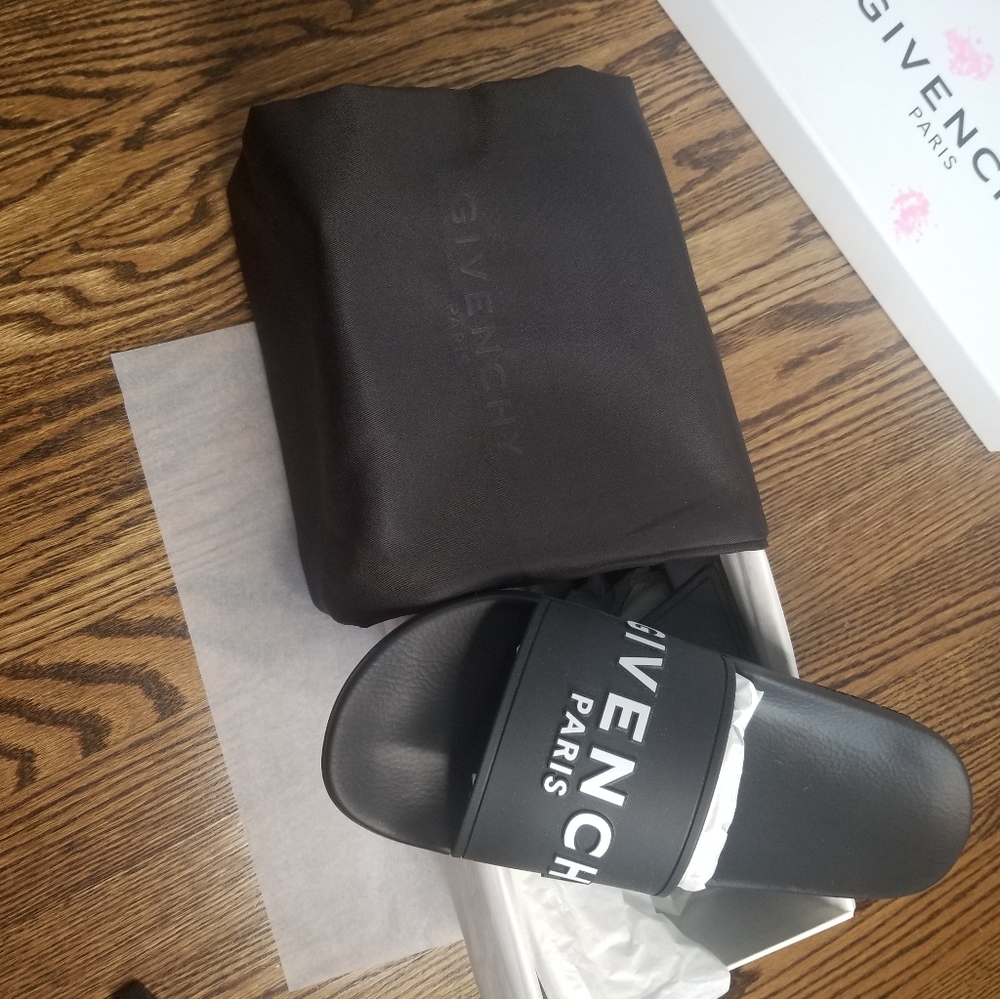 Givenchy logo slides